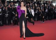 <p>Definitiv eines der extravagantesten Kleider des Cannes-Wochenendes: Die Meinungen zu Andie MacDowells Look bei der Premiere von „The Meyerowitz Stories“ gingen weit auseinander. Mit einer riesigen lilafarbenen Schleife auf der Schulter wirkte die Schauspielerin wie ein XXL-Geschenk. Wir mögen Geschenke wie dieses – und können gar nicht fassen, dass die Schauspielerin bereits 59 Jahre alt ist. (Bild: AP Photo) </p>