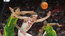 Utah center Branden Carlson (35) and Oregon guard Jadrian Tracey (22) battle for a loose ball during the second half of an NCAA college basketball game, Sunday, Jan. 21, 2024, in Salt Lake City. (AP Photo/Rick Bowmer)