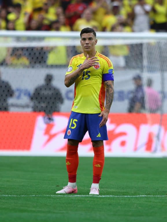 El mediocampista colombiano #15 Mateus Uribe observa durante el partido de fútbol del grupo D del torneo Copa América Conmebol 2024 entre Colombia y Paraguay en el Estadio NRG en Houston, Texas, el 24 de junio de 2024. (Aric Becker)