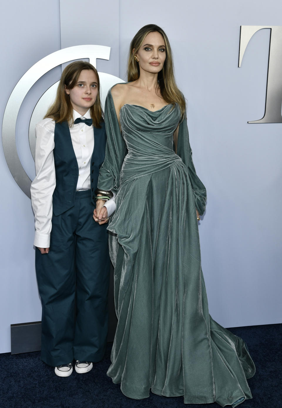 Vivienne Jolie-Pitt, izquierda, y Angelina Jolie llegan a la 77a entrega de los Premios Tony el domingo 16 de junio de 2024 en Nueva York. (Foto Evan Agostini/Invision/AP)