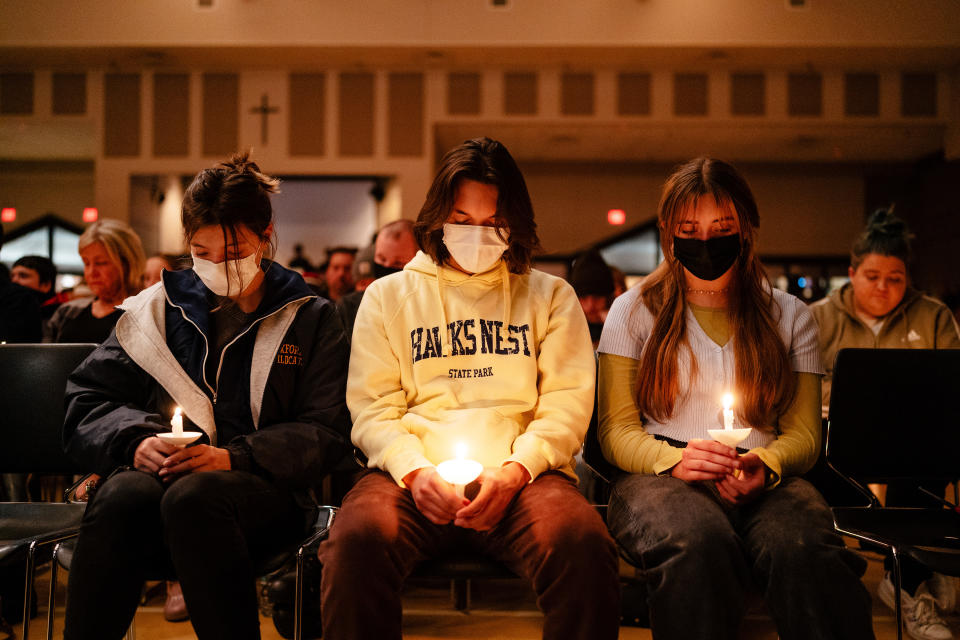 La gente se abraza durante una vigilia a la luz de las velas en Lakepoint Community Church en Oxford, Míchigan, después de un tiroteo en Oxford High School el martes 30 de noviembre de 2021 (Nick Hagen / The New York Times).