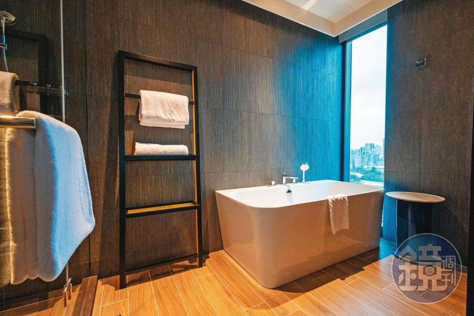 豪華客房的淋浴空間與廁所分離，還有浴缸可舒服泡澡。