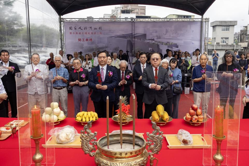 人權館典藏大樓修增建工程啟動 ，行政院政務委員羅秉成（前左）、文化部長史哲（前右）、政治受難者前輩蔡寬裕（後排中）、張則周（後排右2）、吳俊宏（後排左3）、臺灣戒嚴時期政治受難者關懷協會理事長陳中統（後排左4）、國家人權博物館長洪世芳（後排右5）等上香祝禱，期盼工程平安順利圓滿。(文化部提供)