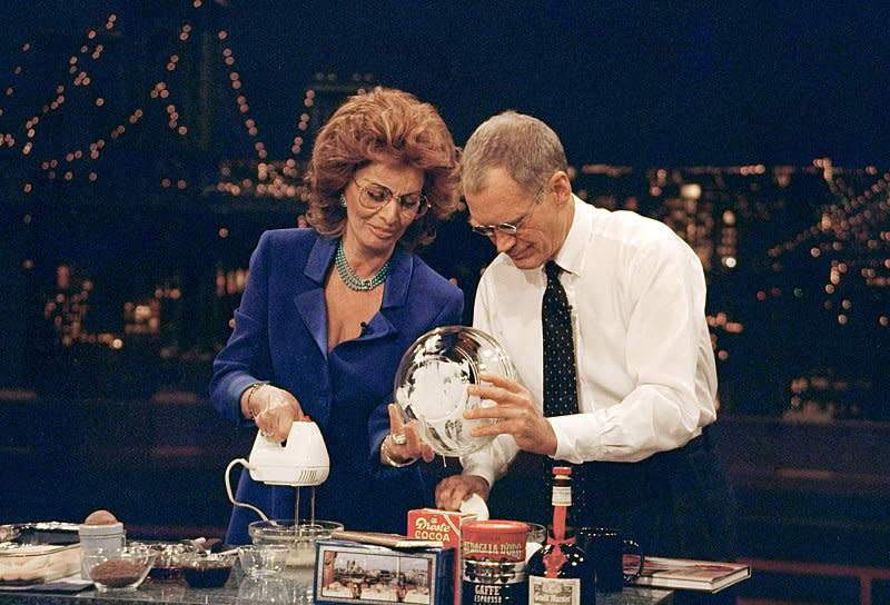 Dave bakes a delicious tiramisu with Sophia Loren on "The Late Show with David Letterman," January 27, 1999 on the CBS Television Network. Photo: Alan Singer/CBS ©1999 CBS Broadcasting Inc. 