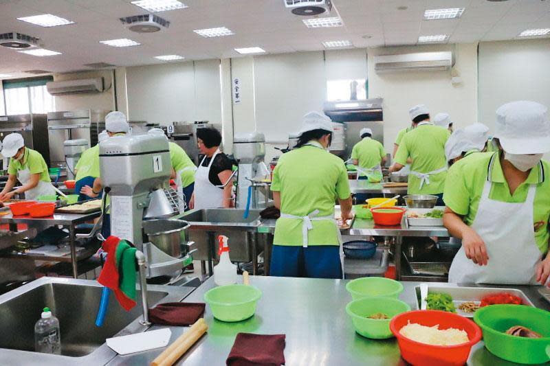 台中女監開班協助受刑人學習一技之長，但也爆發管理不當的爭議。（翻攝台中女子監獄官網）