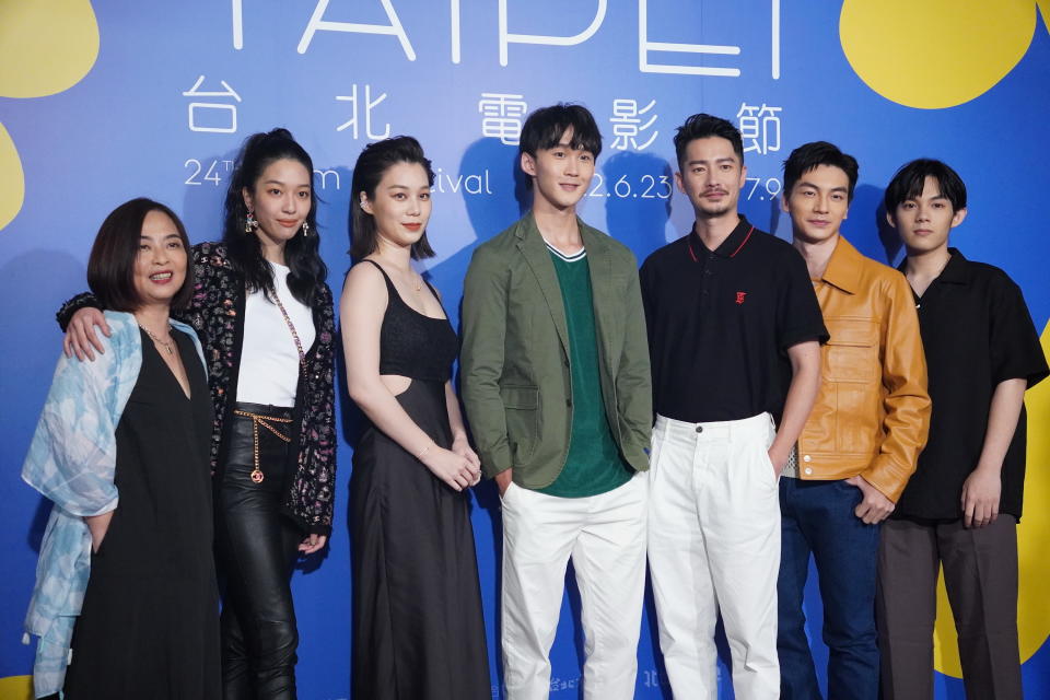 《小藍》在台北電影節世界首映，導演李怡芳（左起）率演員王渝萱、許乃涵、葉廷麒、周詠軒、張洛偍、李彥承出席。（圖／非凡娛樂）