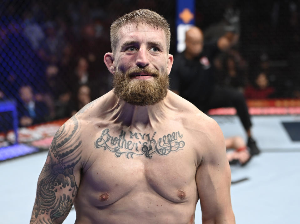 LAS VEGAS, NEVADA - 25 DE SEPTIEMBRE: Chris Daukaus celebra su victoria contra Shamil Abdurakhimov de Rusia en su pelea de peso pesado durante el evento UFC 266 el 25 de septiembre de 2021 en Las Vegas, Nevada.  (Foto de Jeff Bottari/Zuffa LLC)