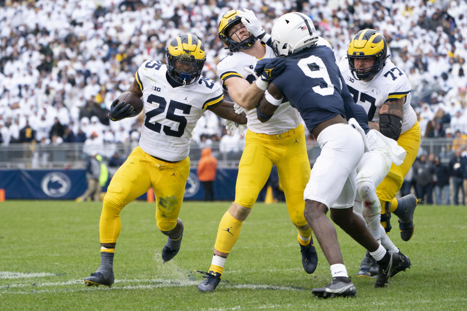 UNIVERSITY PARK, PA - NOVEMBER 13: Michigan Wolverines Running Back Hassan Haskins (25) runs with the ball with Michigan Wolverines Tight End Luke Schoonmaker (86) blocking Penn State Nittany Lions Cornerback Joey Porter Jr. (9) during the second half of the College Football game between the Michigan Wolverines and the Penn State Nittany Lions on November 13, 2021, at Beaver Stadium in University Park, PA. (Photo by Gregory Fisher/Icon Sportswire via Getty Images)