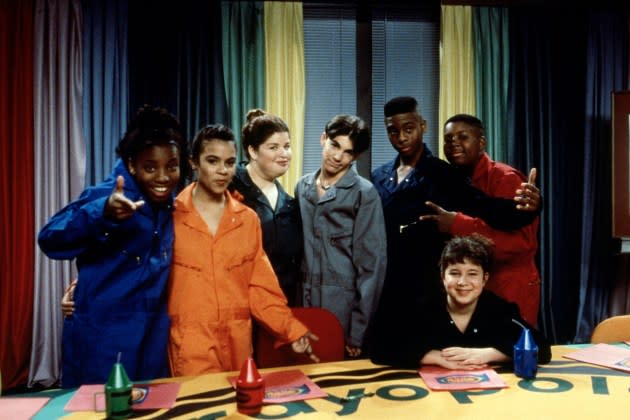 ALL THAT, standing, from left: Angelique Bates, Alisa Reyes, Lori Beth Denberg, Josh Server, Kel Mitchell, Kenan Thompson; seated, front: Katrina Johnson, (ca. mid 1990s), 1994-2005. - Credit: © Tollin/Robbins Productions/Everett Collection