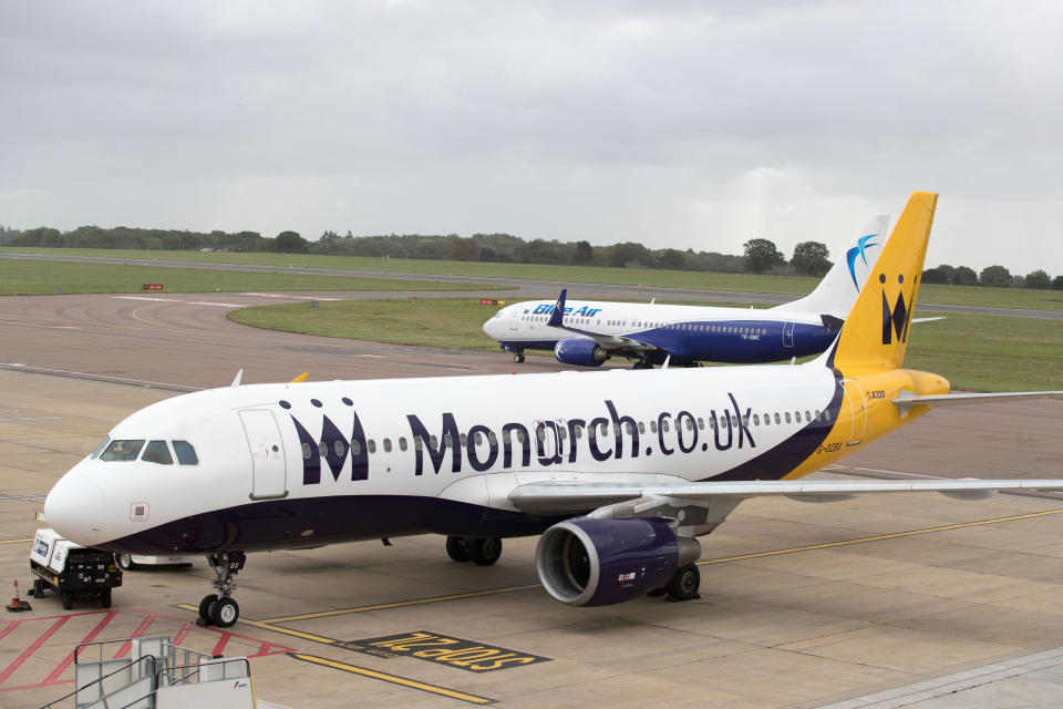 <p>Auch Monarch hebt nicht mehr ab! Die britische Fluggesellschaft kündigte Anfang Oktober plötzlich ihre Insolvenz an und stellte sofort jeglichen Flugbetrieb ein. Etwa 110.000 Passagiere blieben an ihren Urlaubsorten sitzen, etwa 300.000 Tickets verloren ihre Gültigkeit. Die britische Regierung musste 38 Flugzeuge chartern, um die gestrandeten Urlauber wieder nach Hause zu fliegen. Die 50 Jahre alte Airline mit Sitz in Luton nördlich von London hatte etwa drei Dutzend Flugzeuge mit insgesamt rund 7200 Sitzplätzen und flog vor allem beliebte Ferien-Ziele an. (Bild: Getty Images) </p>