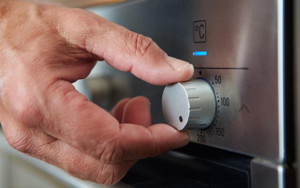 Verzichten Sie aufs Vorheizen - auch wenn es die Verpackung empfiehlt! Denn die Garzeiten für Pizza und Co. sind dann zwar länger, dafür heizt der Backofen nicht ins Leere. (Bild: iStock / monkeybusinessimages)