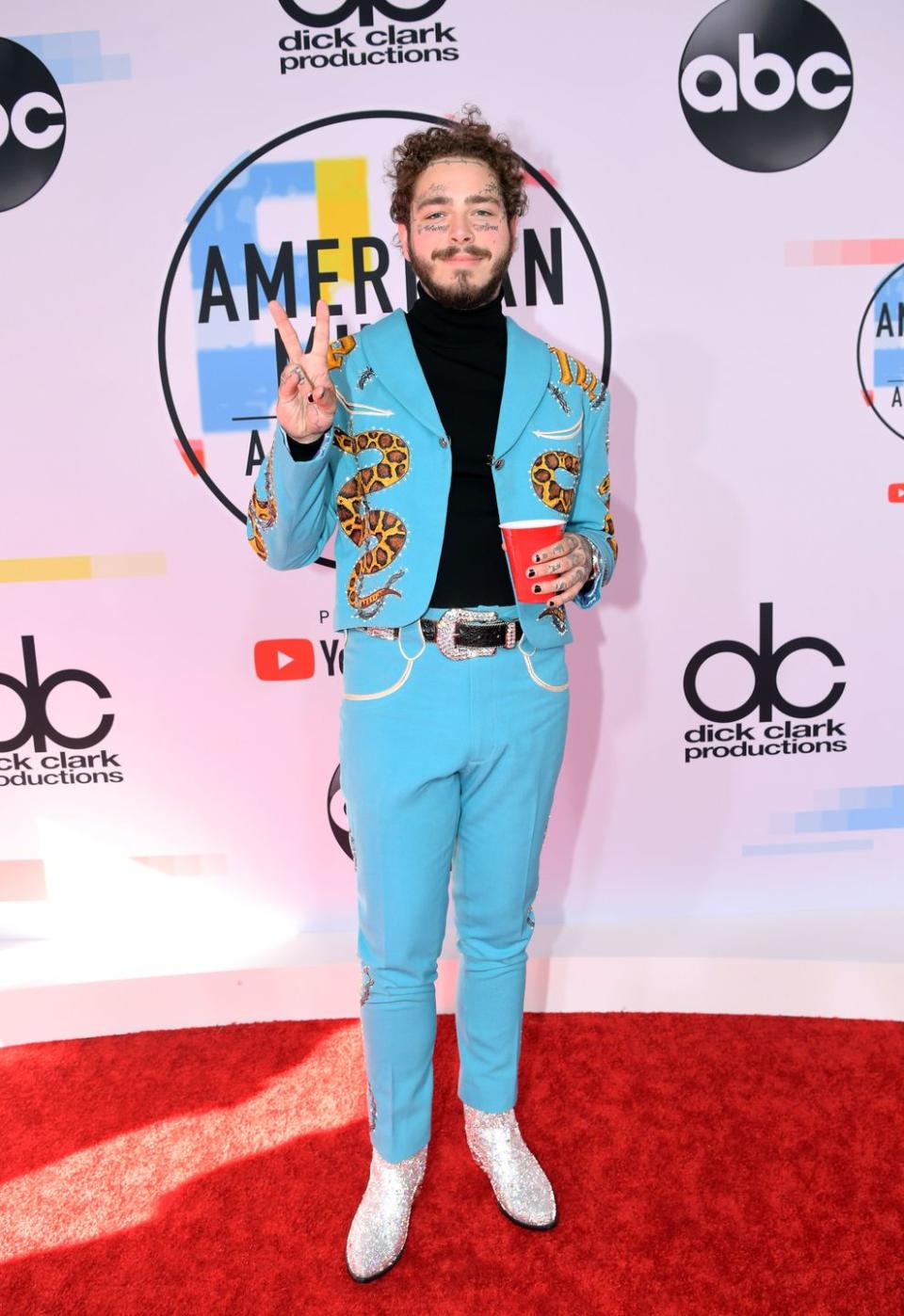 <p>Posty is crazy-tall at 6' 2" - and he's totally proud of it. When a fan asked him to confirm his height via <a rel="nofollow noopener" href="https://twitter.com/PostMalone/status/813971470661451776" target="_blank" data-ylk="slk:Twitter;elm:context_link;itc:0;sec:content-canvas" class="link ">Twitter</a>, he responded with the "]]>😎</p>