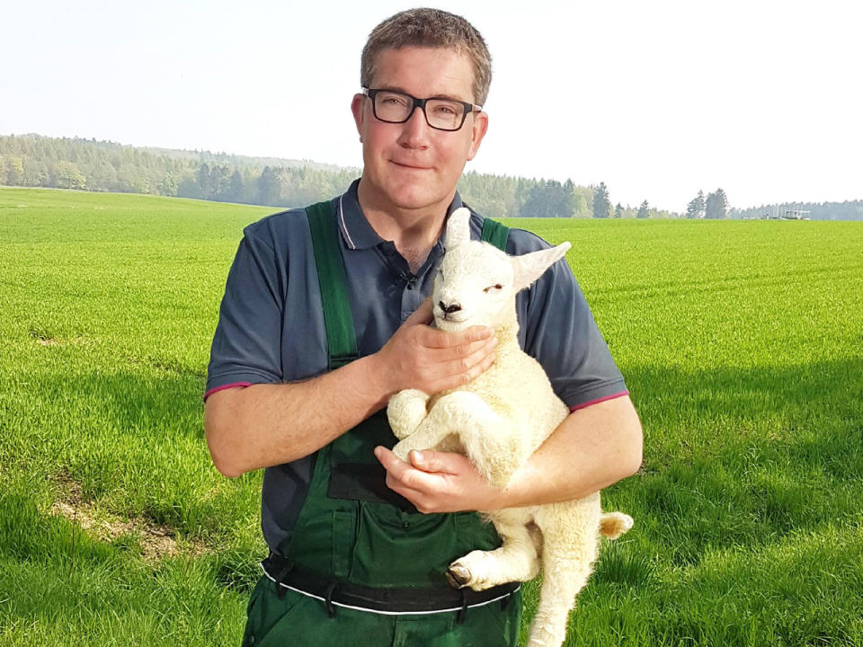 <p><span>Der gelernte Landwirt Dirk arbeitet in einem Schweinemastbetrieb und kümmert sich nebenbei noch um seine Schafe, die er liebevoll “Pulloverschweine” nennt. Der 40-jährige Skorpion aus dem Sauerland hat das Single-Dasein nach acht Jahren satt und will mit seiner neuen Liebe eine Familie gründen. Sollte die Auserwählte bereits ein Kind haben, ist das überhaupt kein Problem. </span>(Bild-Copyright: MG RTL D) </p>