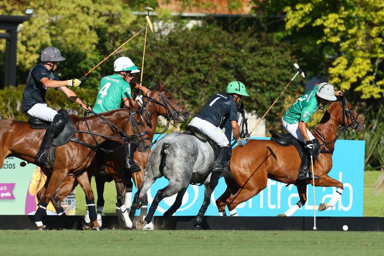 Camilo Castagnola avanza desde fuera de la cancha 6 de Tortugas, superando a Juan Britos, en La Natividad 14 vs. La Ensenada 10, por el Abierto de Tortugas; completan la escena Jerónimo Del Carril, Bartolomé Castagnola (h.) y Juan Martín Zubía.