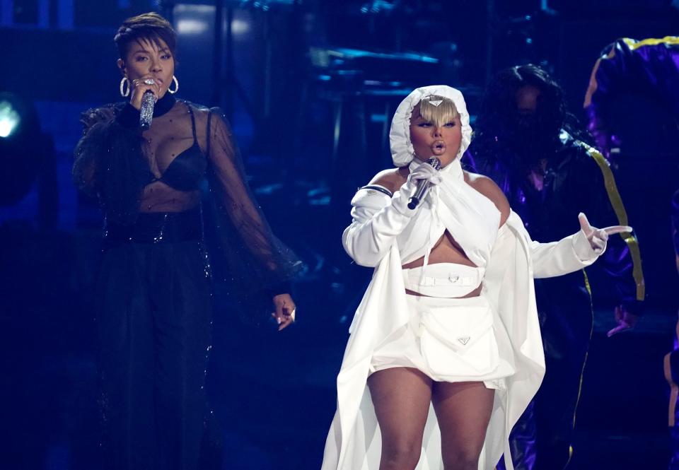 MC Lyte, left, and Lil' Kim perform "U.N.I.T.Y." during a tribute to Queen Latifah.