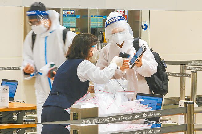 大陸地區來台的入境旅客檢疫專案元旦上路，1日上午首架來自廈門班機抵達桃園機場，機上84名旅客配合採檢。（陳麒全攝）