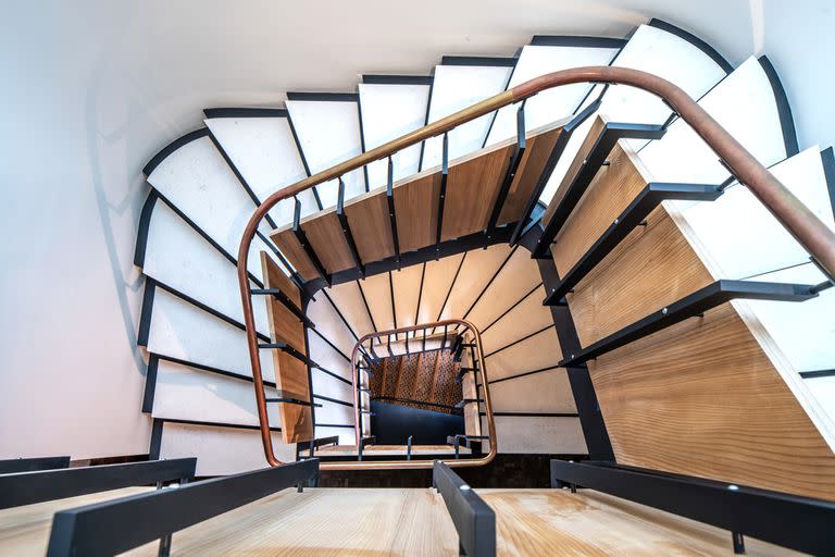 Aunque la propiedad cuenta con un ascensor, las escaleras caracol recorren los tres pisos y le dan un troque especial al diseño de la casa ( TONY MURRAY DE TONY MURRAY PHOTOGRAPHY/)