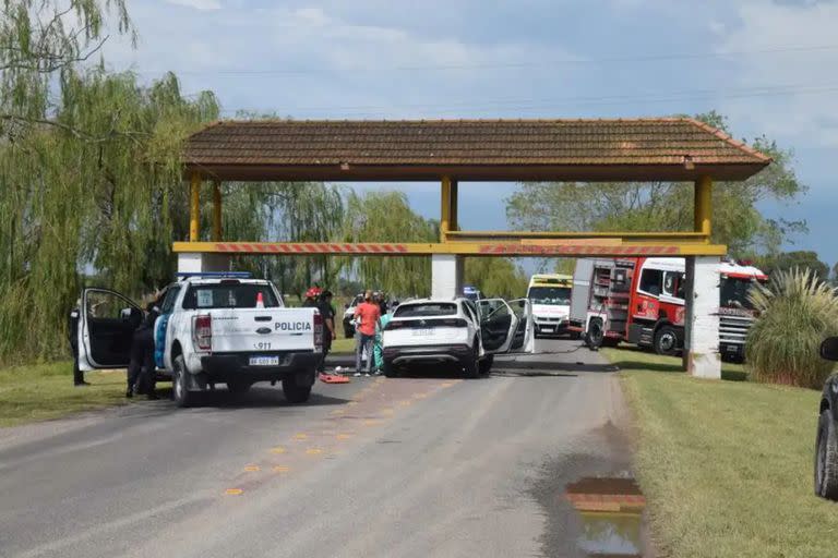 Bomberos en el lugar tuvieron que combatir un principio de incendio sobre el vehículo, que apareció producto del accidente.