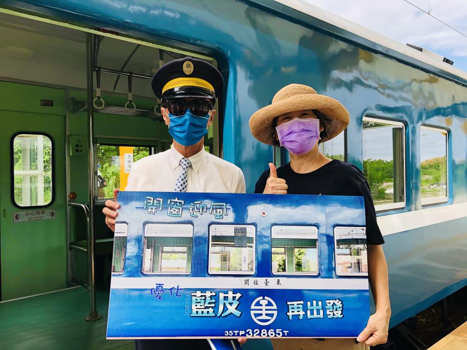 「藍皮解憂號」觀光列車重新啟航，許多民眾爭相與列車長合影留念。