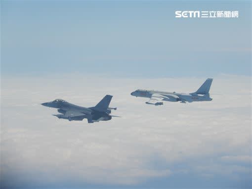 我軍F-16監控伴飛中共轟6機。（圖／國防部提供）