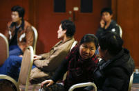 A seis días de la desaparición del avión de Malaysia Airlines, los familiares de los pasajeros a bordo esperan por las útlimas noticias en un hotel en Beijing, China, este jueves 13 de marzo de 2014.(AP Photo/Vincent Thian) (AP Photo/Vincent Thian)