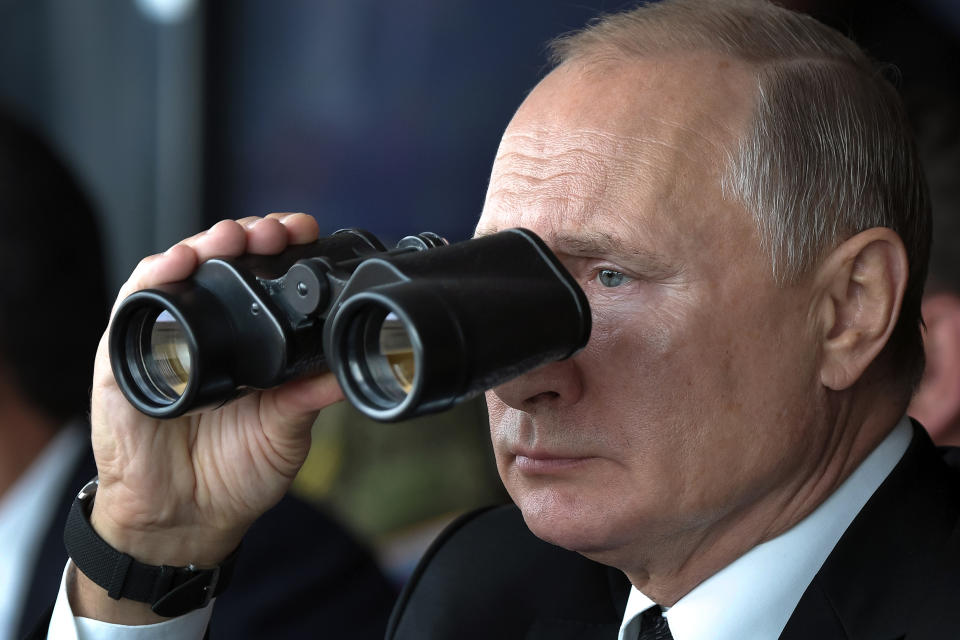 Archivo - El presidente ruso, Vladimir Putin, usa unos binoculares para ver unos ejercicios militares en el campo de tiro Donguz cerca de Orenburg, Rusia, el 20 de septiembre de 2019. Putin, quien comenzó la guerra el 24 de febrero de 2022 y podría terminarla en cualquier momento, todavía parece decidido a pelear hasta el final, sin piedad y a toda costa. (Alexei Nikolsky, Sputnik, Foto de Pool del Kremlin vía AP, Archivo)