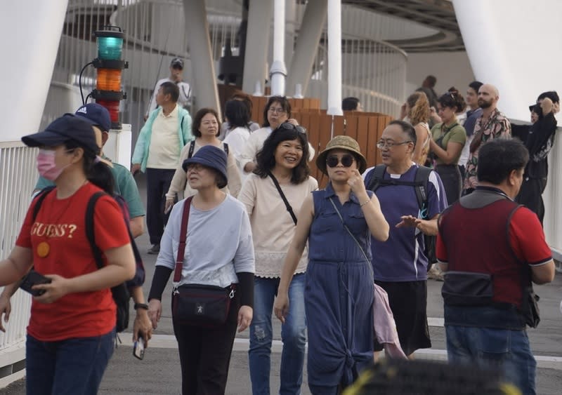 高雄多雲到晴  民眾出遊（1） 中央氣象署表示，26日鋒面通過後轉東北風，北部地 區上半天有局部短暫陣雨，中南部則為多雲到晴。圖 為民眾午後到高雄大港橋周邊散心、遊憩。 中央社記者董俊志攝  113年3月26日 