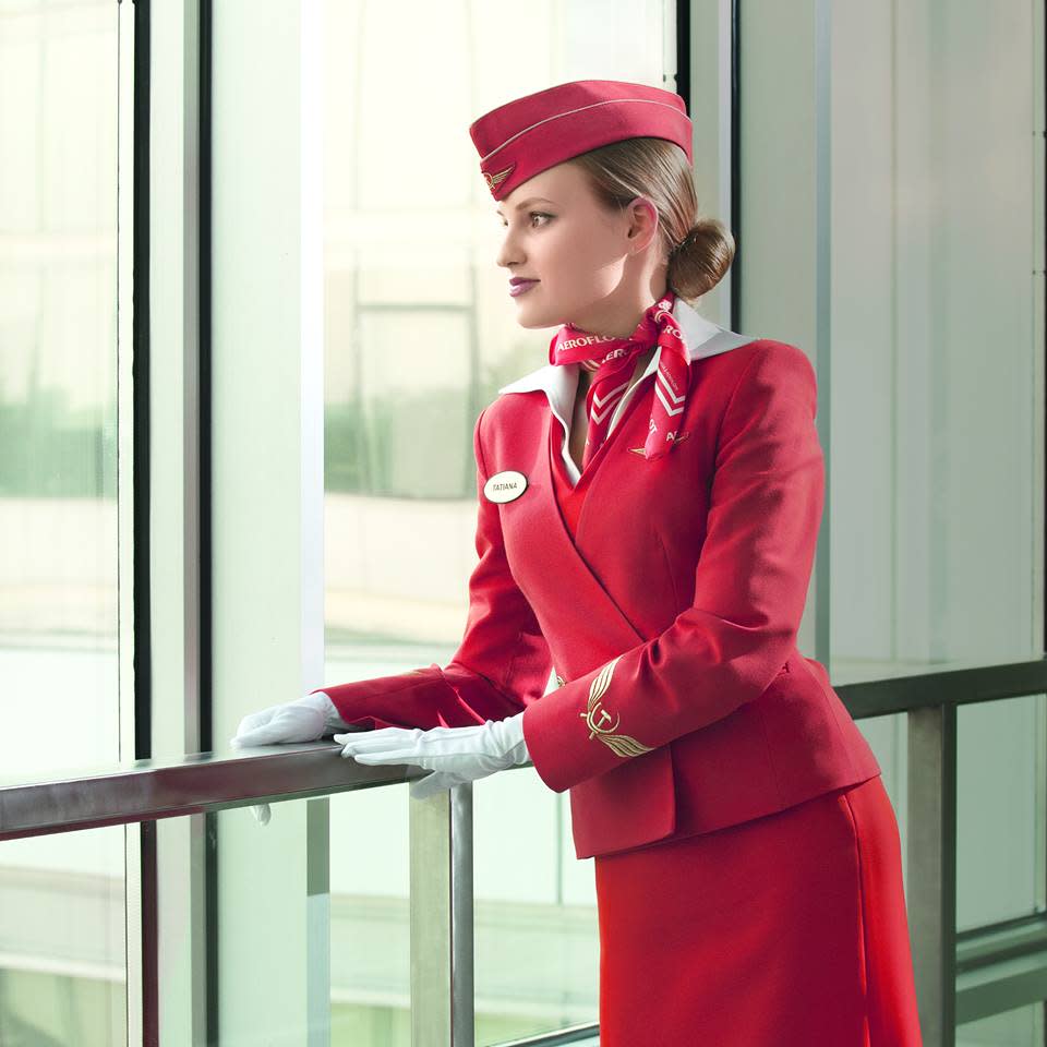 Die russische Airline Aeroflot stattet ihre Flugbegleiterinnen nicht mit modernen Uniformen aus, sondern – ganz im Gegenteil – mit herrlich nostalgisch anmutenden Kostümen. Vorne spitz zulaufende Hüte, weiße Handschuhe und rote Halstücher machen den Retro-Look komplett.