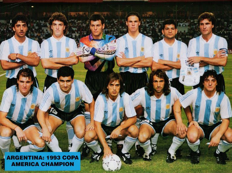 Una de las formaciones argentinas en Ecuador 1993: Sergio Vázquez, Craviotto, Goycochea, Redondo, Altamirano y Ruggeri (parados); Mancuso, Beto Acosta, Batistuta, Leo Rodríguez y el Turco García (abajo)