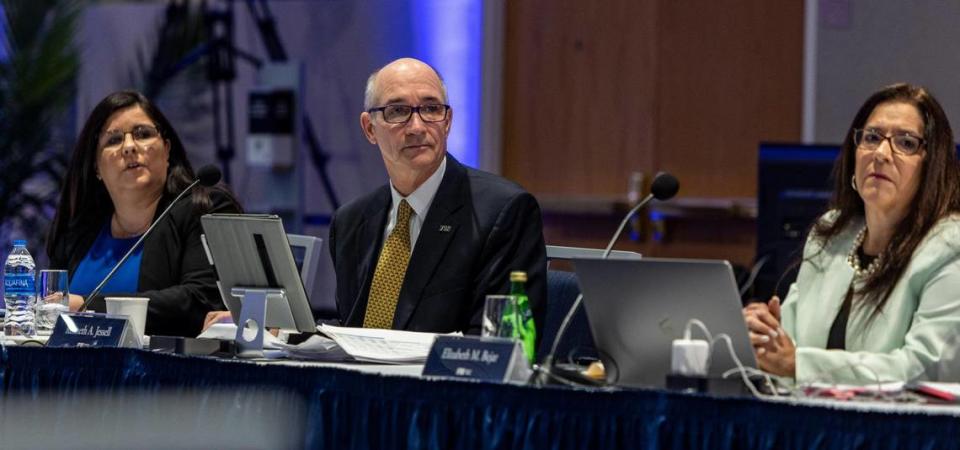 Flanqueado por Aime Martínez, a la izquierda, y Elizabeth M. Bejar, el presidente interino de la FIU, Kenneth Jessell, en el centro, escucha durante una reunión de la Junta Directiva de la FIU en el Campus Modesto A. Maidique de la FIU, el 3 de marzo de 2022.