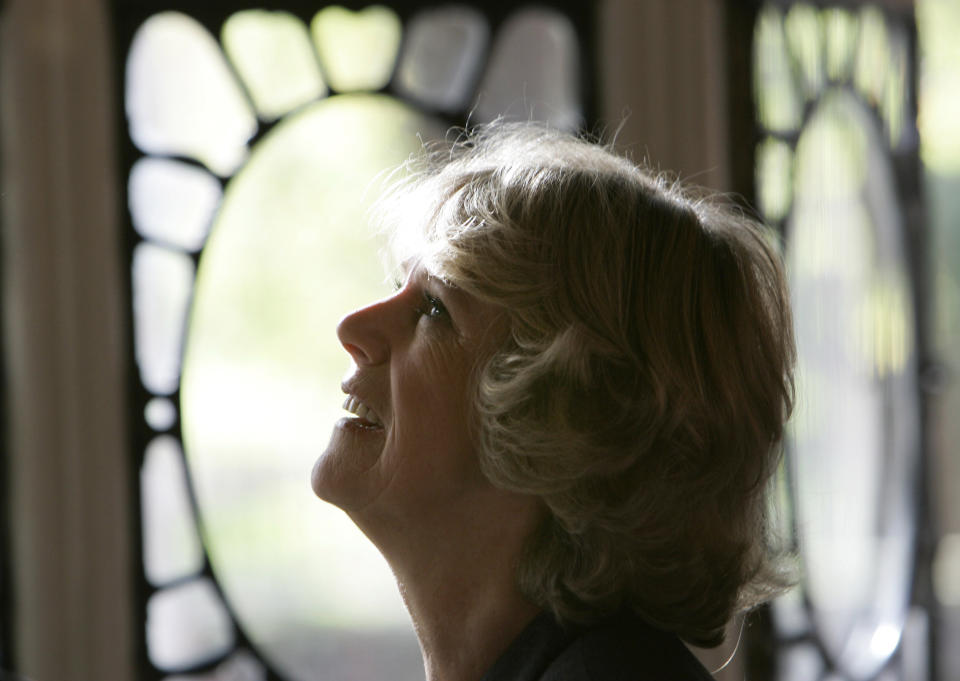 ARCHIVO - Camila, duquesa de Cornualles, visita el recién renovado club residencial de Soroptimists, en Bayswater, Londres, el miércoles 16 de noviembre de 2005. (AP Foto/Lefteris Pitarakis, Pool, Archivo)