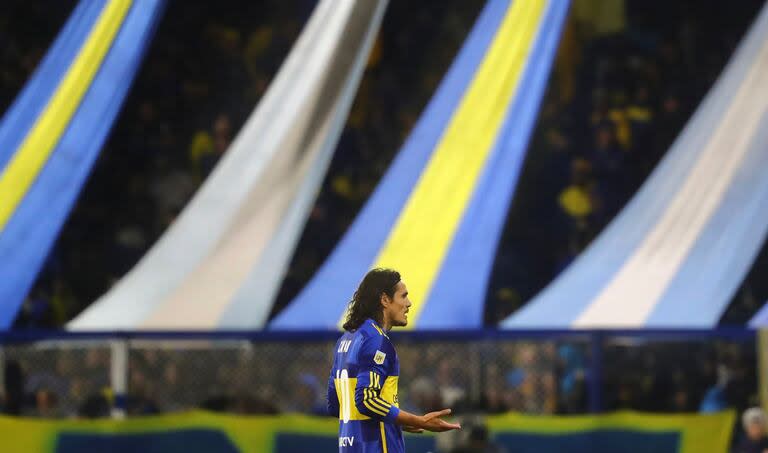 Edison Cavani estuvo irregular, pero participó en la creación y fue el segundo entre los futbolistas de Boca que más contacto tuvieron con la pelota; al uruguayo le fue anulado un gol por una posición fuera de juego apenas perceptible.