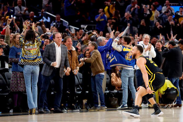 Stephen Curry celebra tras su bomba con la que le dio la victoria a Golden State Warriors y estalla el Chase Center de San Francisco.  Lachlan Cunningham/Getty Images/AFP (Photo by Lachlan Cunningham / GETTY IMAGES NORTH AMERICA / Getty Images via AFP)