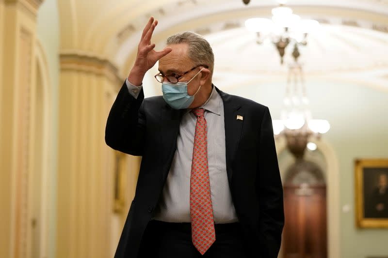 El líder de la minoría del Senado, el demócrata Charles Schumer, responde a preguntas de los periodistas sobre un proyecto de ley de ayuda por el COVID-19, en el Capitolio de Washington.