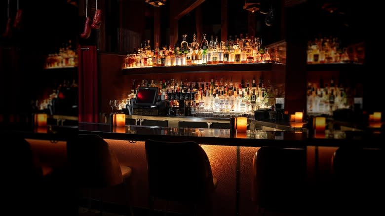ringside steakhouse bar interior