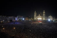 Los integrantes de la banda argentina de rock Los Fabulosos Cadillacs se presentan en un concierto gratuito en el Zócalo de la Ciudad de México el sábado 3 de junio de 2023. (Foto AP/Aurea Del Rosario)