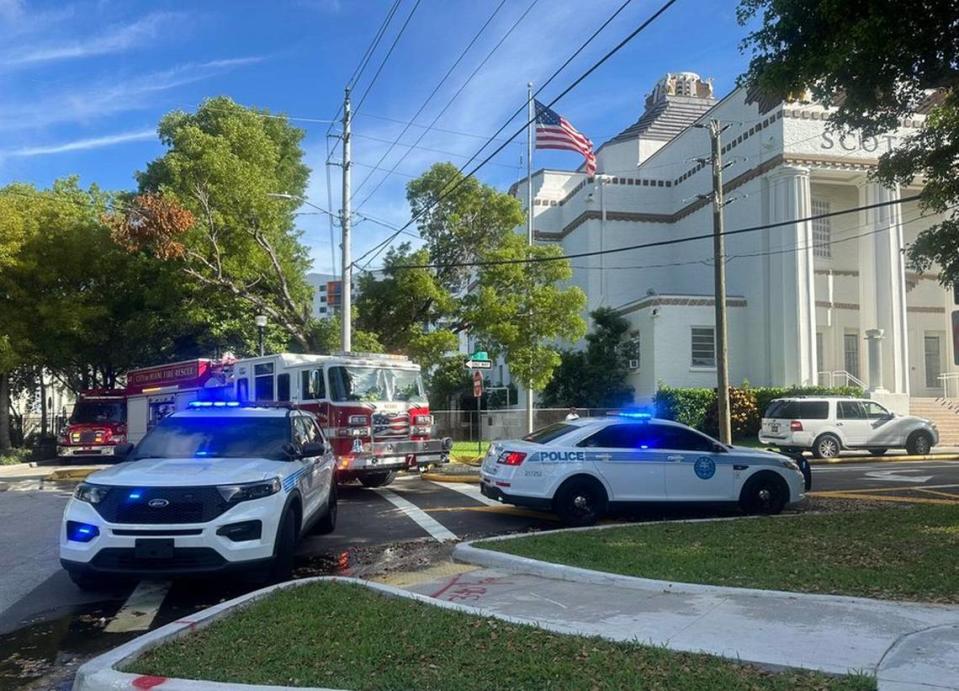 La policía de Miami y los Bomberos están en la escena del incendio en Temple Court Apartments, 431 NW Third St.