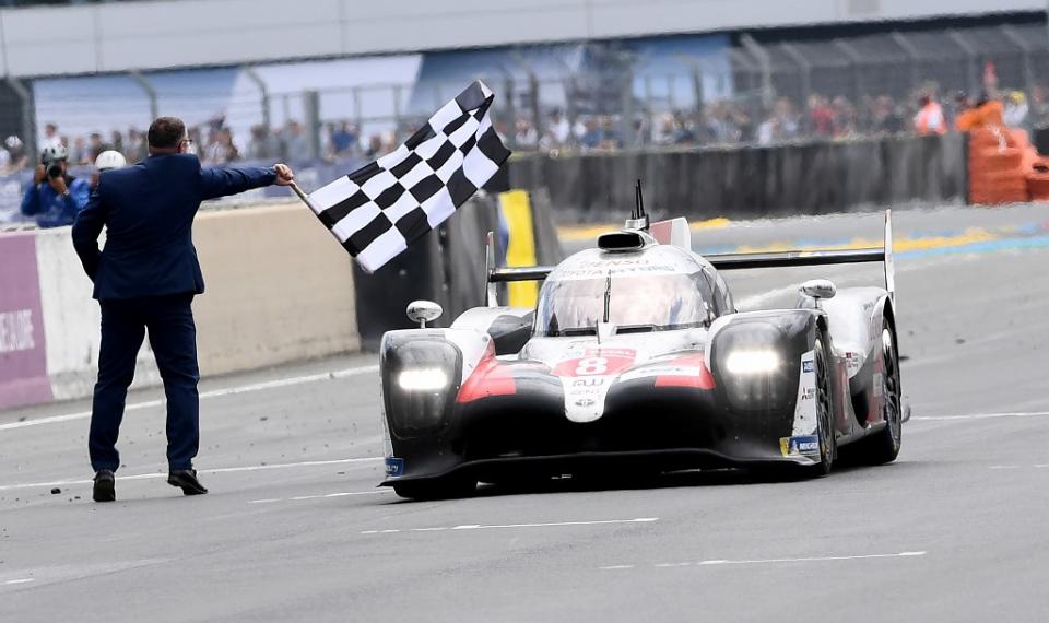 C'est une course emblématique qui va encore faire vibrer les fans de sport automobile cette année. En 2020, qui va voir le drapeau à damiers en premier ? En 2019, dans la catégorie reine LMP1, c'est le trio de Toyota Gazoo Racing composé de Fernando Alonso, Sebastien Buemi et Kazuki Nakajima qui l'avait emporté. (crédit Getty)