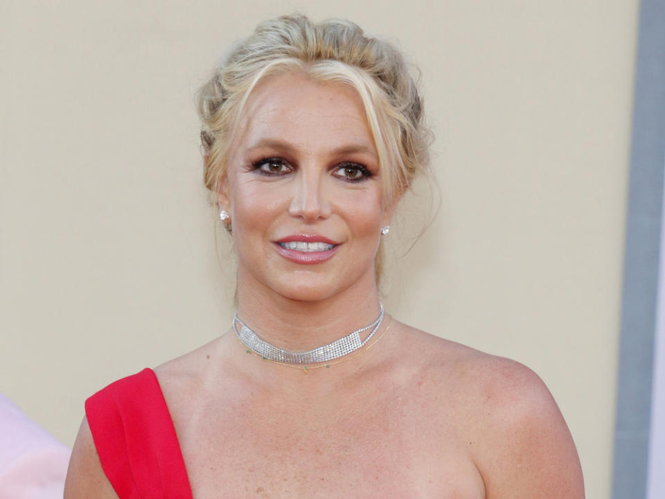 Britney Spears hält sich beim Sonnenbaden an eine Verordnung des Bundesstaats Kalifornien. (Bild: Tinseltown / Shutterstock.com)