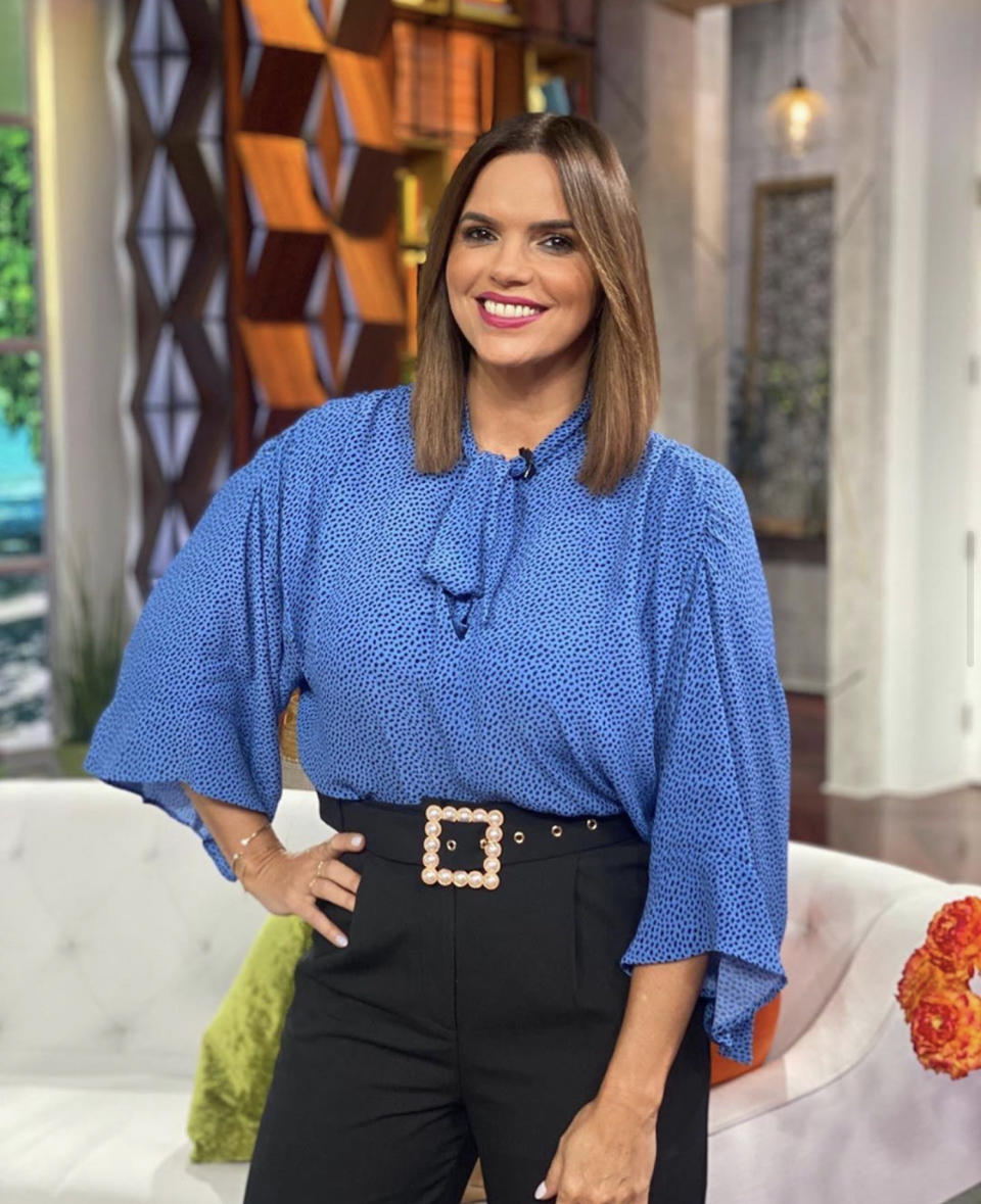 <p>Tras 12 años al frente del matutino de Telemundo, <strong>Rashel Díaz</strong> fue informada este miércoles de que <a href="https://peopleenespanol.com/television/rashel-diaz-sale-de-un-nuevo-dia/" rel="nofollow noopener" target="_blank" data-ylk="slk:ya no formaría parte del show;elm:context_link;itc:0;sec:content-canvas" class="link ">ya no formaría parte del show</a>. "Esta mañana se me informó después del show que debido a ajustes por la pandemia no seguiría en <em>Un nuevo día</em>. De mi parte solo tengo palabras de agradecimiento hacia la cadena Telemundo por cada una de las oportunidades que me dieron en estos 12 años que estuve tratando de dar lo mejor de mí cada mañana en <em>Un nuevo día"</em>, expresó la presentadora cubana a través de sus redes sociales. <strong>Sus compañeros no tardaron en volcarse con ella tras lo sucedido</strong>. </p>