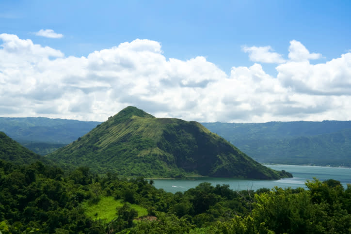 Lago Taal, Filipinas: esta belleza esta situada al sur de Manila, tiene dos demandas distintas: Es el lago más profundo en las Filipinas, con 171 metros y es también el hogar de uno de los volcanes más pequeños pero más activos del mundo, el Taal, que se encuentra dentro de sus aguas en la isla de Luzón. El mismo lago se formó cuando un cráter volcánico se derrumbó, situación que ha motivado la intervención de sismólogos en la zona. (Texto: El Universal. Foto: Thinkstock)