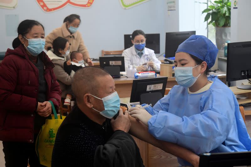 FOTO DE ARCHIVO: Un trabajador médico administra una dosis de la vacuna contra la enfermedad por coronavirus (COVID-19) a un anciano residente en un centro de servicios de salud comunitario en Jinhua, provincia de Zhejiang, China