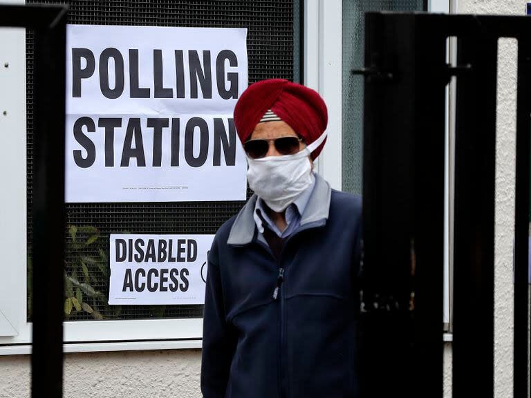 Una persona después de depositar su voto en Londres el 6 de mayo del 2021.   (Foto AP/Frank Augstein)