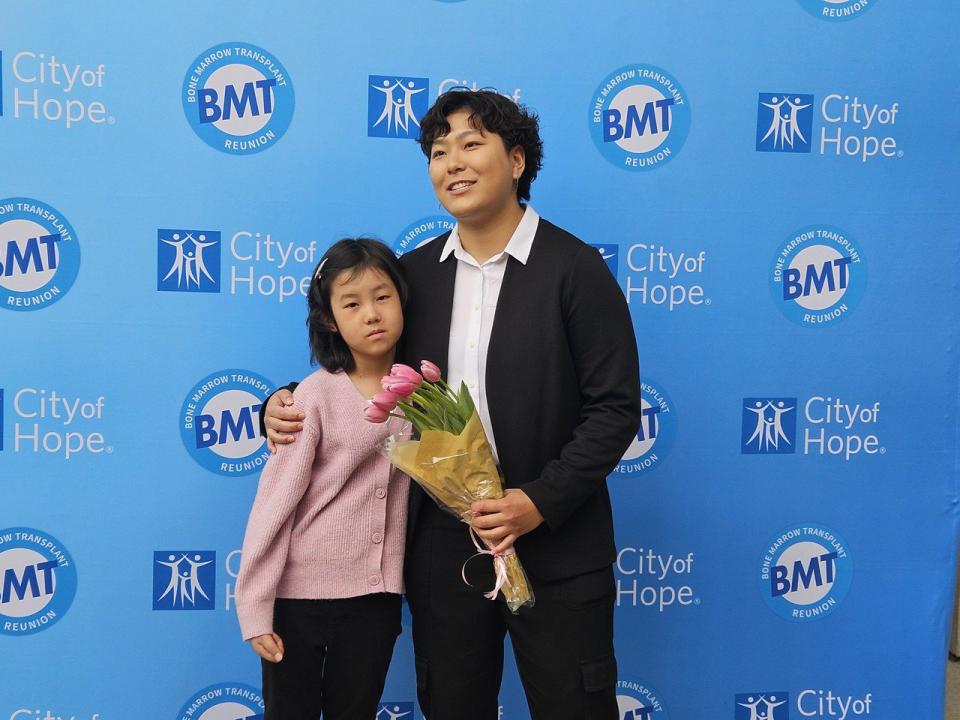 王添美（左）獻花給她的骨髓捐贈者文潔西卡（右），表達深深的感謝和敬意。（記者張庭瑜／攝影）