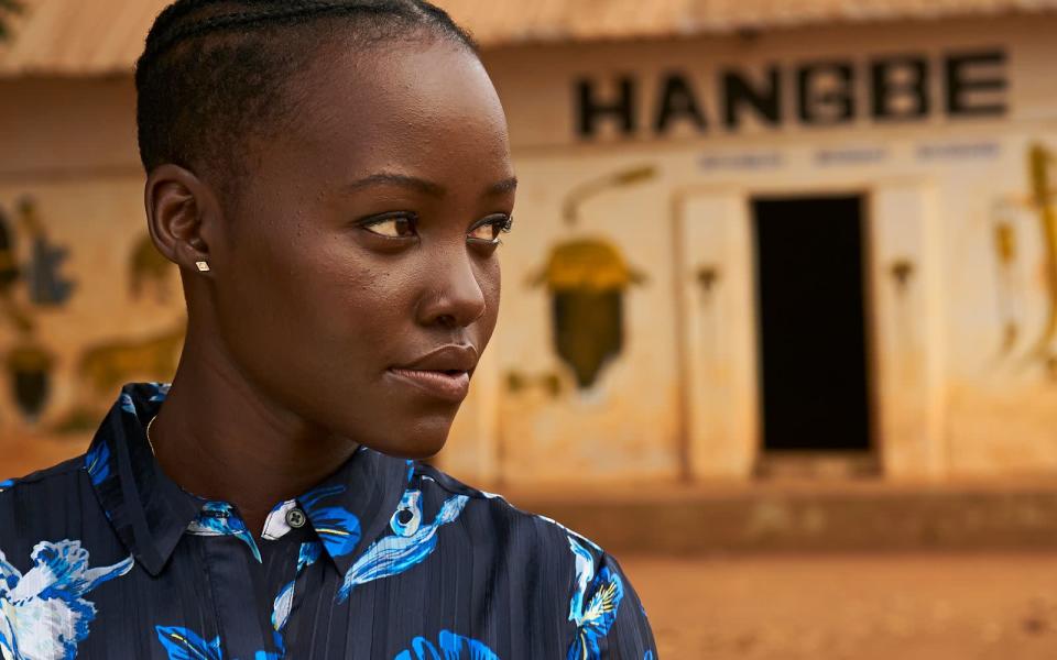 Schauspielerin Lupita Nyong'o erforscht in der Dokumentation &quot;Lupita Nyong'o auf den Spuren von Afrikas Kriegerinnen&quot; die Geschichte der Agooji - einer alten weiblichen Streitmacht des Königreichs Dahomey in Westafrika. (Bild: SandStone Global Productions LTD. MMXIX / The HISTORY Channel)