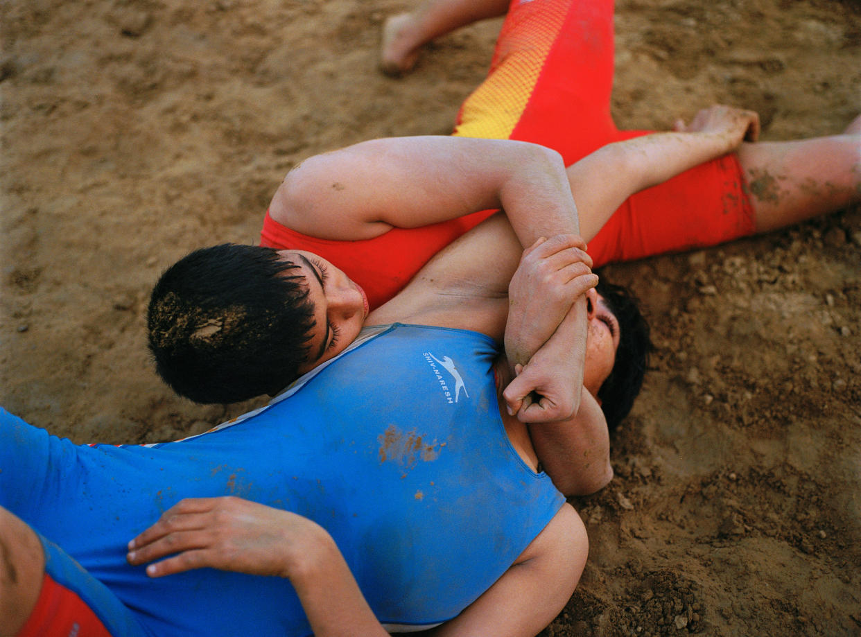 Aashu Beniwal, de rojo, y Khushi Jangra entrenan en Yudhveer Akhada, una academia residencial de lucha para niñas, en Sonipat, Haryana, India, el 28 de noviembre de 2022. (Prarthna Singh/The New York Times)