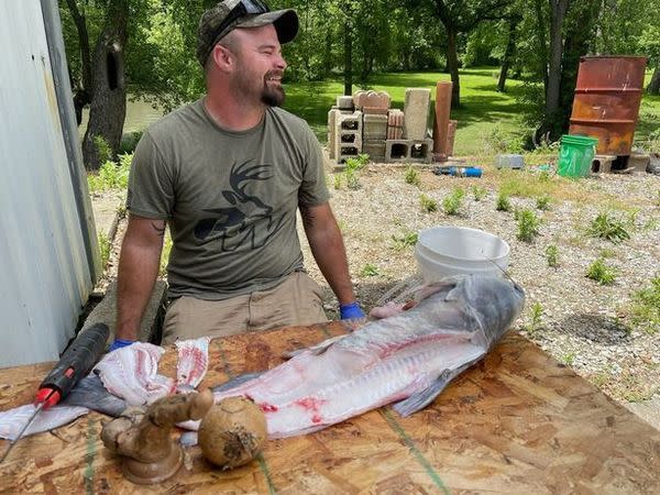 ▲原本2人以為這條魚只是吃了野生動物還沒消化，不料切開一看竟是誤食了一根假陽具。（圖／翻攝臉書）