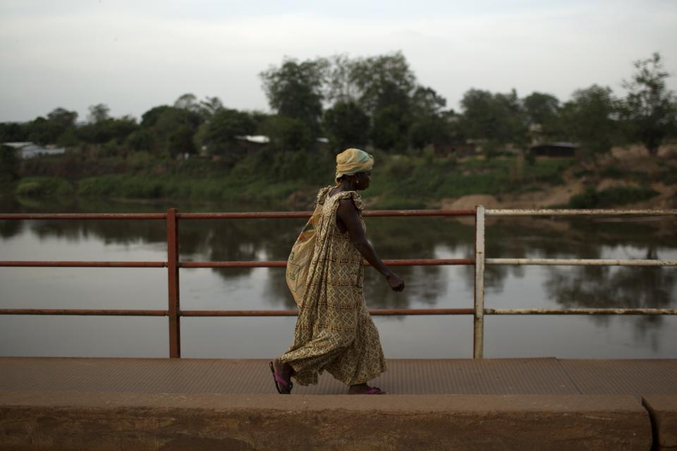 A woman crosses a bridge along Mpoko river in Bangui March 13, 2014. REUTERS/Siegfried Modola (CENTRAL AFRICAN REPUBLIC - Tags: SOCIETY)