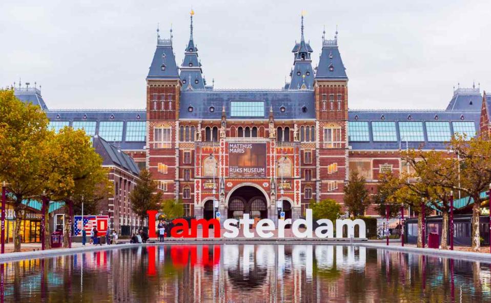 著名的「I amsterdam」字母地標。圖／Resul Muslu@Shutterstock