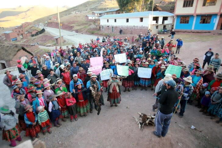 FOTO DE ARCHIVO. Residentes de una comunidad rural se congregan en una calle durante una protesta contra la mina de cobre Las Bambas en la región andina de Apurímac, Perú . REUTERS/